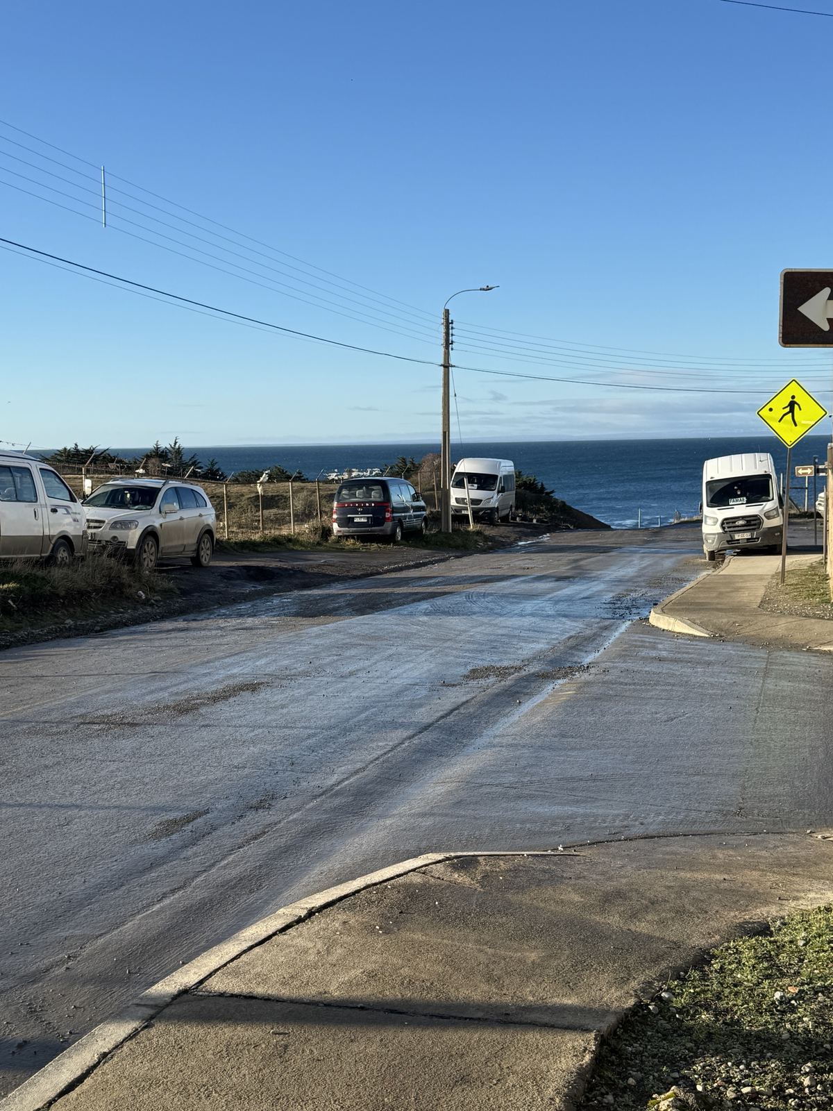 Calle frente a Casa Bruma que baja hacia el Estrecho de Magallanes